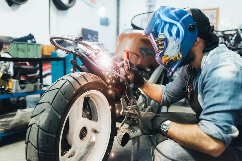 Salaire d’un mécanicien moto : combien après un CAP Technicien en Maintenance des Motocycles ?