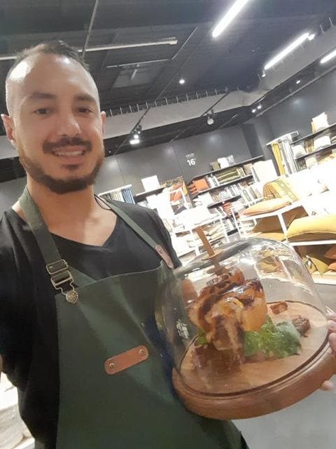 Par la suite, j'ai travaillé en tant que traiteur, puis je suis devenu chef 